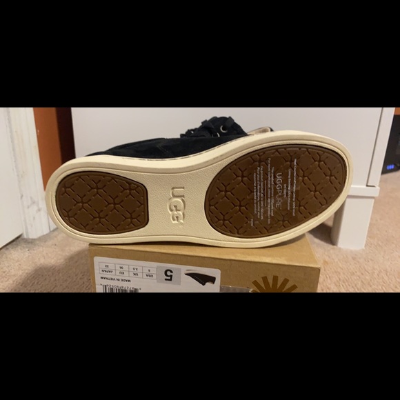 Ugh shoes - Picture 4 of 4